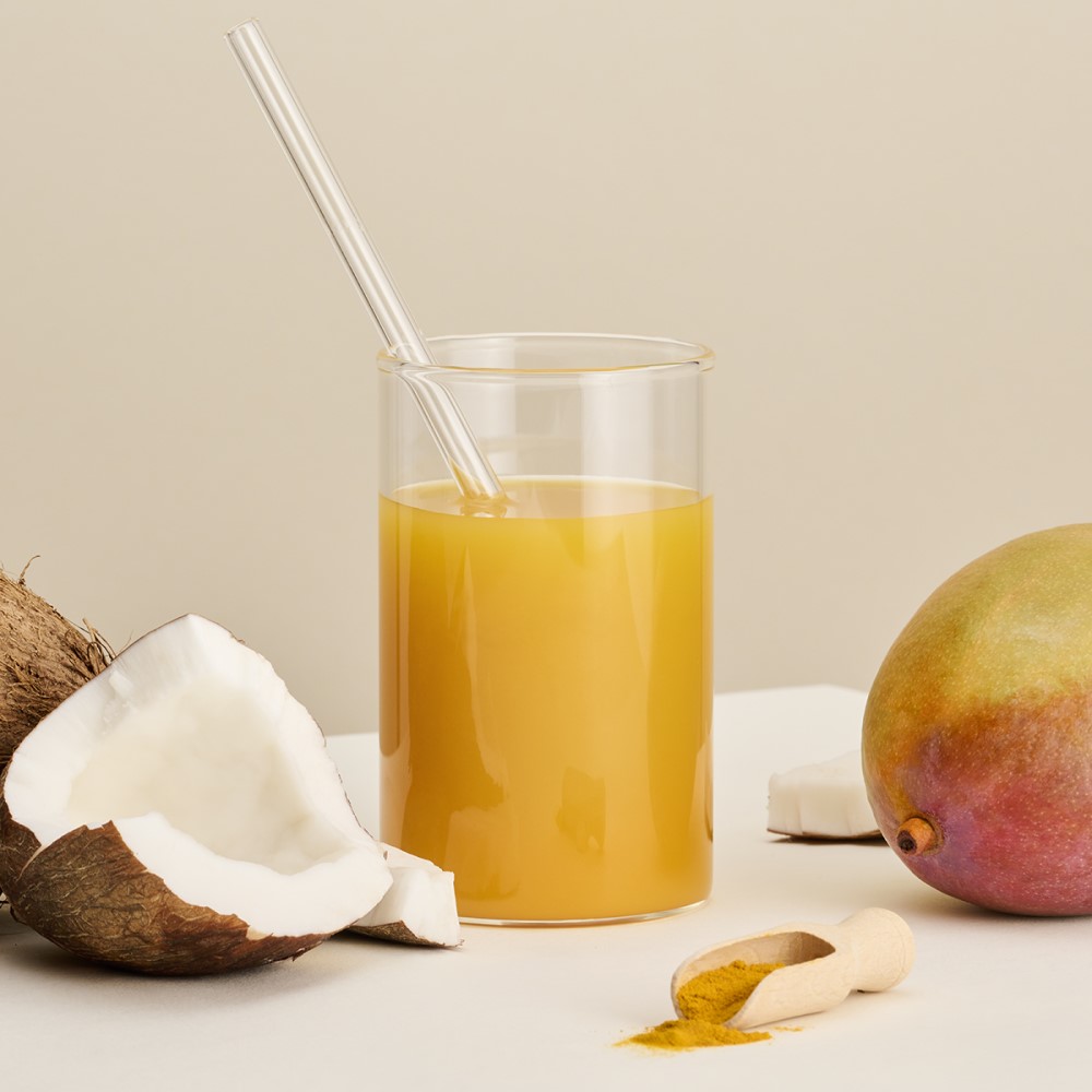 Kokoswasser Mango Kurkuma eingeschenkt