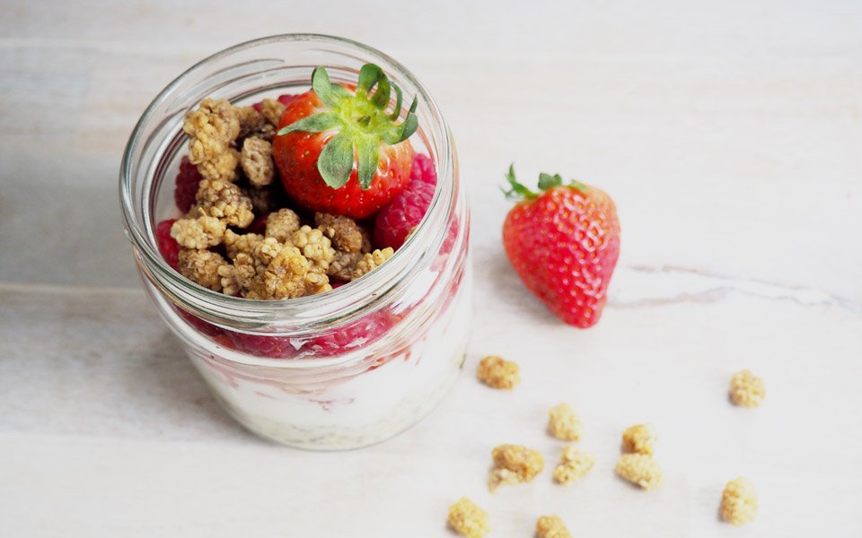 Overnight-Oats mit Erdbeeren und Maulbeeren